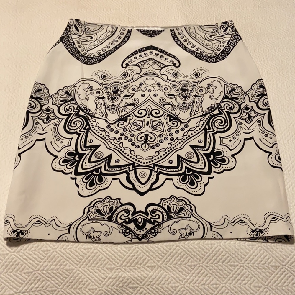 Beautiful silk black & white print 20”length skirt